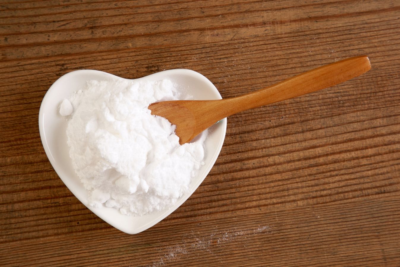 Backing soda in a heart-shaped bowl and spoon