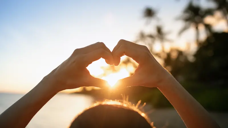 Hand shaped heart and rays of sunshine.