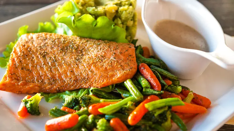 Grilled salmon/trout fillet with vegetables