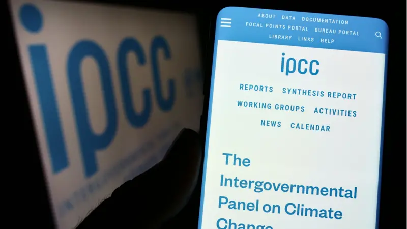 Person holding cellphone with website of Intergovernmental Panel on Climate Change (IPCC) on screen with logo