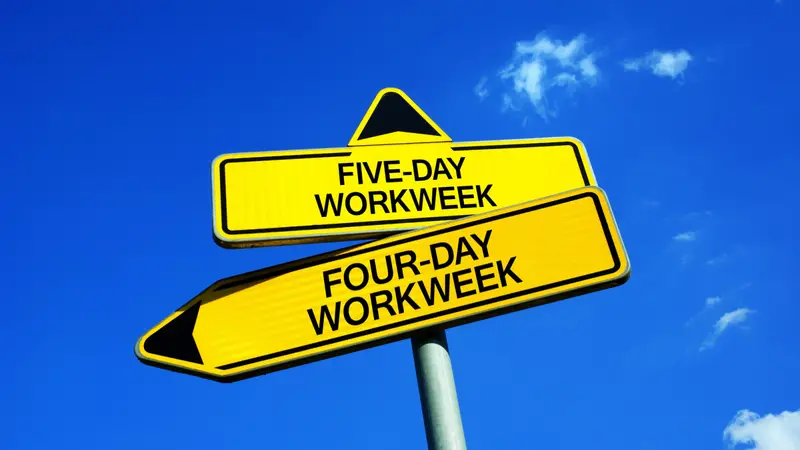 Traffic sign with two options - 4-day or 5-day work week