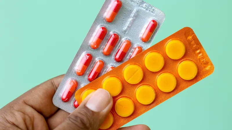 Hand holding medicine prescribed by the doctoroglas Hand holding medicine prescribed by the doctor