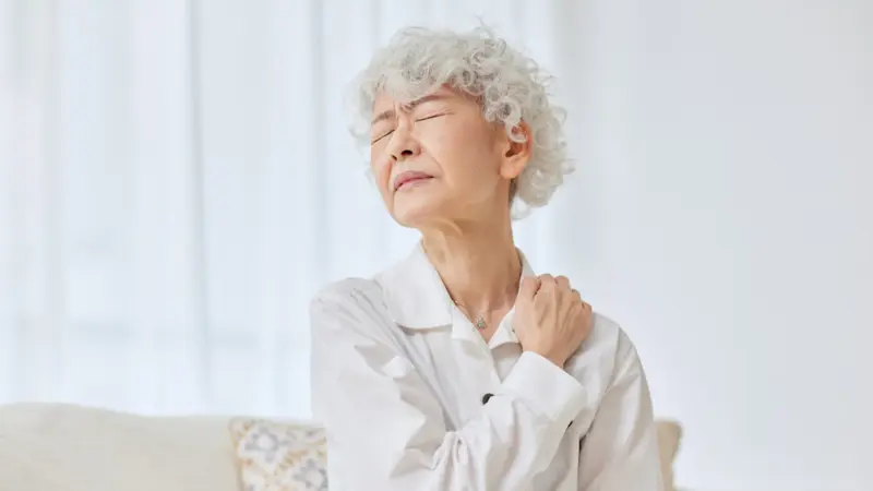 Elderly woman experiencing chronic shoulder pain