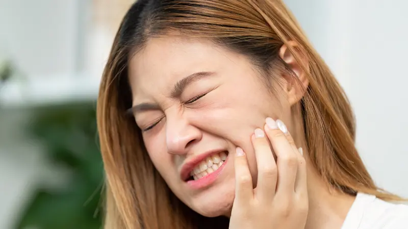 Woman experiencing jaw pain