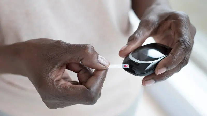 diabetes patient measures their blood glucose levels