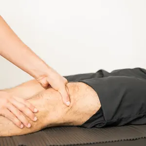  chiropractor evaluating a man's knee