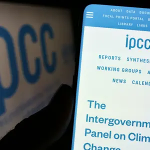 Person holding cellphone with website of Intergovernmental Panel on Climate Change (IPCC) on screen with logo