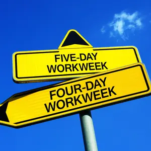 Traffic sign with two options - 4-day or 5-day work week