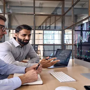two men trading online stocks