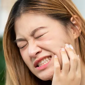 Woman experiencing jaw pain